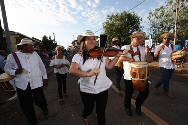 Fotogalería: Tunas de tambores y violines en el Martes de Carnaval en Santo Domingo