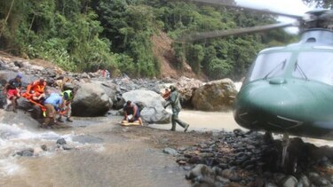 Panameños rescatan a tres personas luego de accidentarse un helicóptero en Costa Rica
