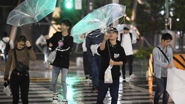 Japón: potente tifón obliga a cancelar vuelos y trenes