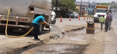 Construyen tina para desinfectar llantas de vehículos en la entrada de la provincia de Los Santos