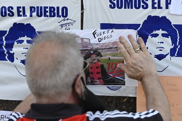 Maradona a un paso del alta, pero con largo tratamiento por delante