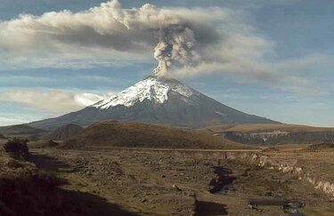El volcán Cotopaxi expulsa gases y ceniza a más de dos kilómetros de altura