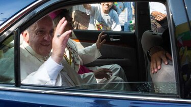 El papa Francisco llega a Myanmar para visita oficial
