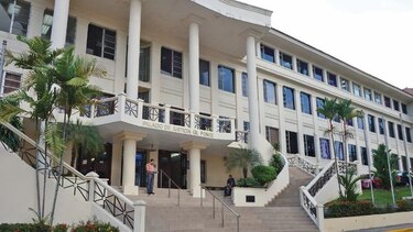 Financial Pacific: juzgado llama a juicio a nueve personas y concede sobreseimiento a cuatro