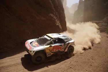 Peterhansel gana etapa y Loeb lidera la competencia