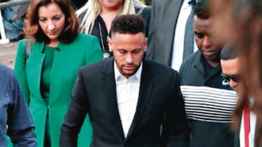Neymar da su declaración por acusación de violación
