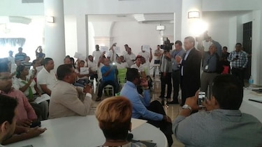 Carles promete ayudar a los empleados de empresas Waked en Colón