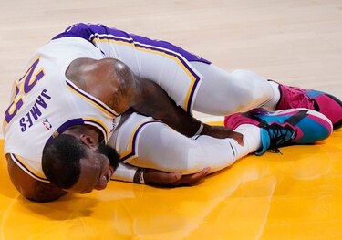 Lesión de tobillo de LeBron James mantiene en vilo a los Lakers