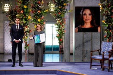 Hija de María Corina Machado recibe el Premio Nobel de la Paz dedicado a todos los venezolanos