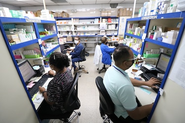 CSS promete solución digital ante quejas por falta de medicamentos; adultos mayores temen quedar rezagados