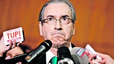 Renuncia Eduardo Cunha, agobiado por acusaciones