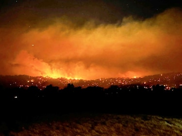 Voraces incendios forestales amenazan localidades rurales en Australia