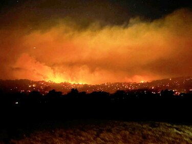 Voraces incendios forestales amenazan localidades rurales en Australia