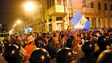 Guatemaltecos exigen en la calle renuncia de Jimmy Morales