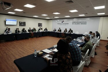 Obreros plantean que se necesita un salario mínimo de mil 500 dólares; sector empresarial dice que la cifra no se ajusta a la realidad 