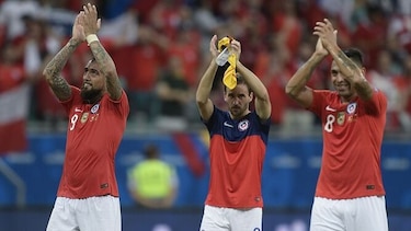 Chile pasa a cuartos de final al derrotar 2-1 a Ecuador