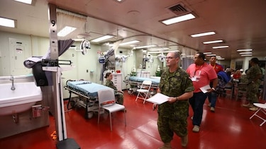 Presidente Laurentino Cortizo visita buque hospital en Colón