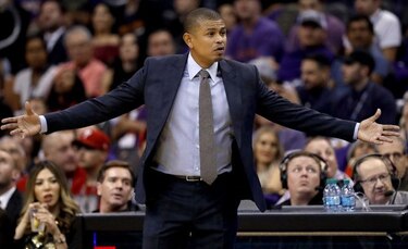 Después de tres partidos, Suns destituyen al entrenador Earl Watson