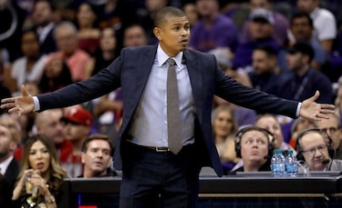 Después de tres partidos, Suns destituyen al entrenador Earl Watson