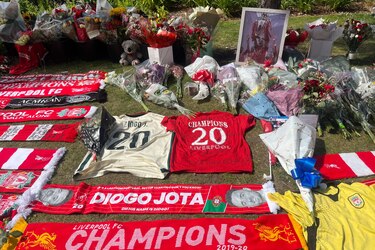 Un mar de bufandas rojas emerge en Anfield para recordar a Diogo Jota