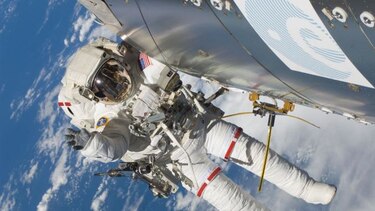 Dos astronautas salen de la ISS para reparar el brazo manipulador