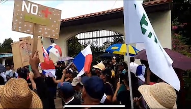 Aguadulceños protestan frente a la casa del diputado Bernardino González