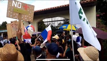 Aguadulceños protestan frente a la casa del diputado Bernardino González