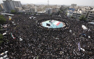 Irán celebra masivo funeral por el presidente Ebrahim Raisí