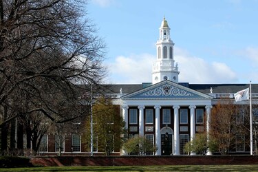 Alumnas demandan a Harvard por ignorar acoso sexual de un profesor
