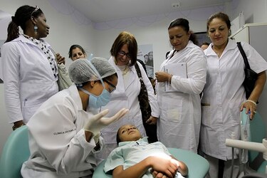 Cuba corta acuerdo médico con Brasil, Bolsonaro ofrece asilo
