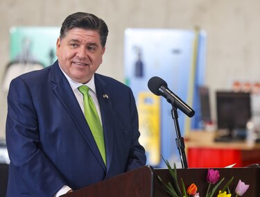 Gobernador de Illinois desafía a Trump y Bukele y pide boicotear productos de El Salvador tras detención de Kilmar Abrego García