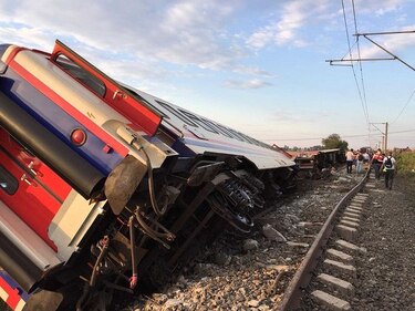 Al menos 10 muertos y 73 heridos por descarrilamiento de tren en Turquía