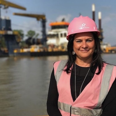 Cuando el cargo demanda un casco rosado: un cambio histórico en el Canal de Panamá