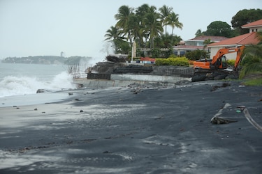 Alcalde Fábrega podría ser multado con $10 mil, por muro playero sin autorización