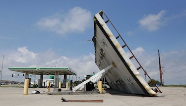Al menos seis tornados tocaron tierra en norte de Illinois