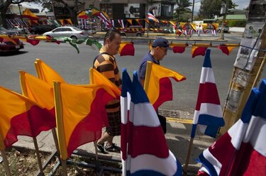 Costarricenses inician comicios con opositor como probable ganador ante rival