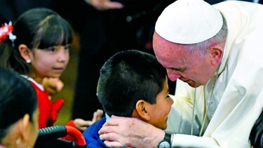 FRANCISCO SALUDA A LOS NIÑOS ENFERMOS