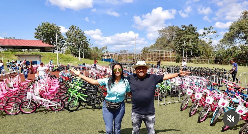 En plena veda electoral el diputado Raúl Pineda repartió mil 300 bicicletas en San Miguelito