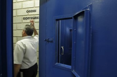 Allanamientos: detienen a 13 funcionarios y civiles por falsificar sentencias de tribunales en Panamá