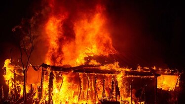 Un muerto y edificios destruidos por incendios en California