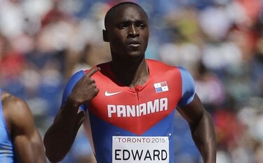Alonso Edward corre en la primera serie eliminatoria de los 200 metros