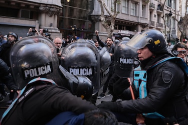 La condena a Cristina Fernández añade un cariz político a la protesta social en Argentina