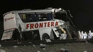 Suben a 20 los muertos por choque de tren y autobús en noreste de México