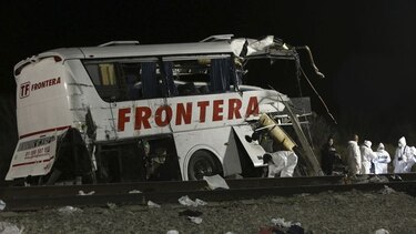 Suben a 20 los muertos por choque de tren y autobús en noreste de México