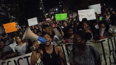 La tensión persiste en Charlotte y Clinton pospone visita a esa ciudad
