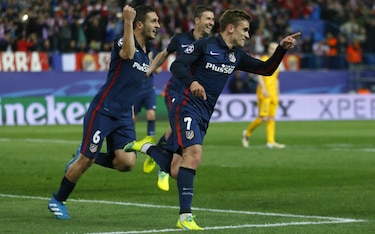 Atlético gana 2-0 y destrona al Barcelona