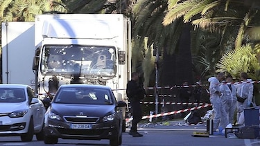 Al menos 84 personas mueren embestidas por un camión en Niza