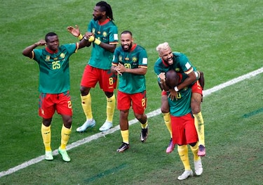 Camerún y Serbia empatan (3-3) y siguen con vida