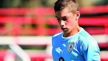 Dos jóvenes en el llamado de Uruguay
