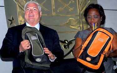 Señalan a seis empresas por lesión al Estado en caso de mochilas escolares